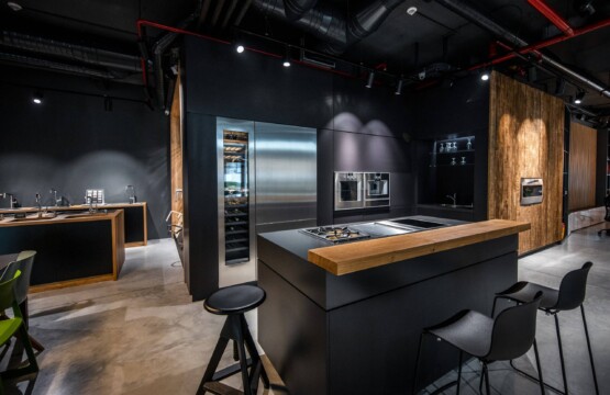 Modern kitchen design in luxury corporate housing.