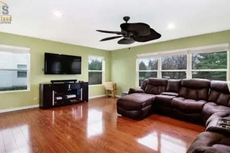 Attractive Chicago mid-term rental, offering comfort, style, and city convenience.